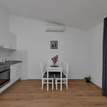 Mali Janko,ahipara Daire *